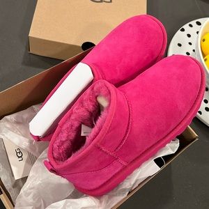 Youth size 6 Uggs mini in pink (with box) women size 7.5 (New)